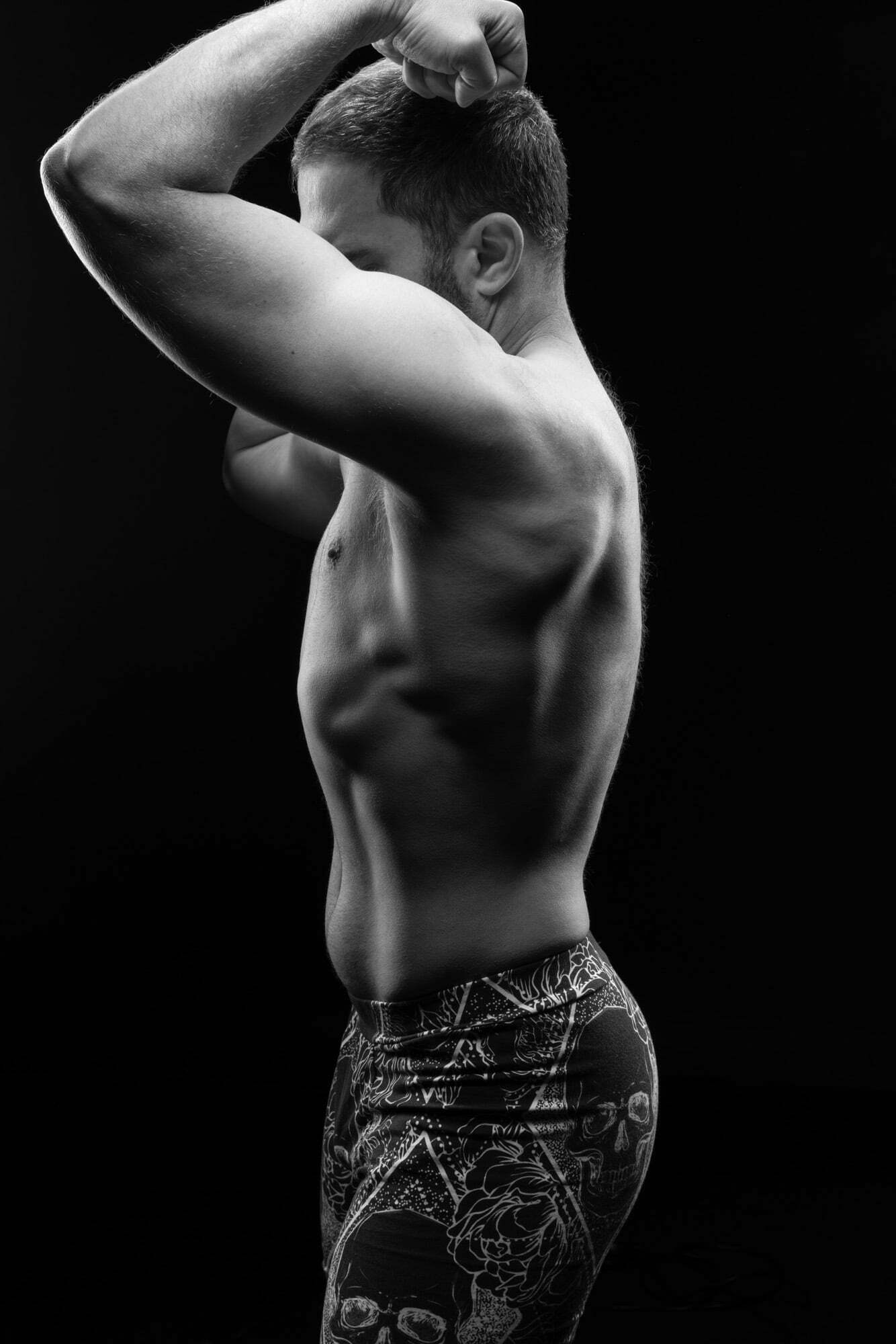 Male Bodybuilder Photoshoot | Ropa para gimnasio, Ropa gym hombre,  Camisetas hombre estampadas