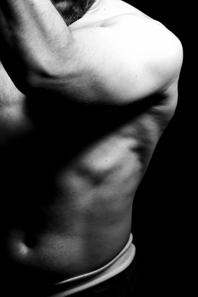 black and white picture showing a mans abs serratus_anterior and latisamis dorsi