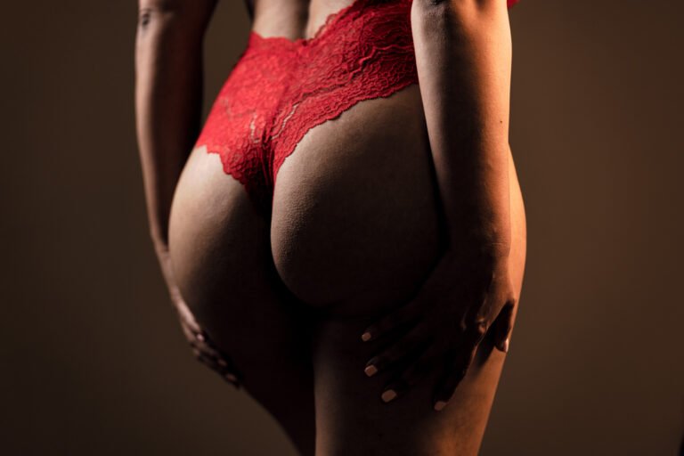 Read more about the article Butt Poses for Boudoir Photos